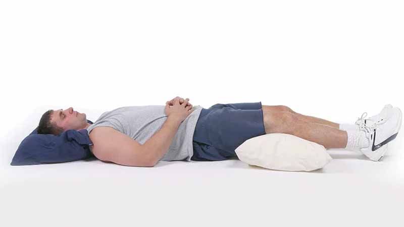 بهترین روش خوابیدن برای رفع قوز کمر