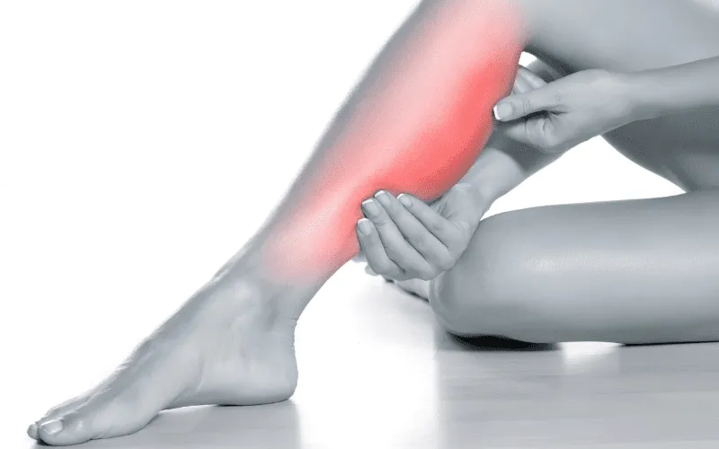 علت گرفتگی پا در شب