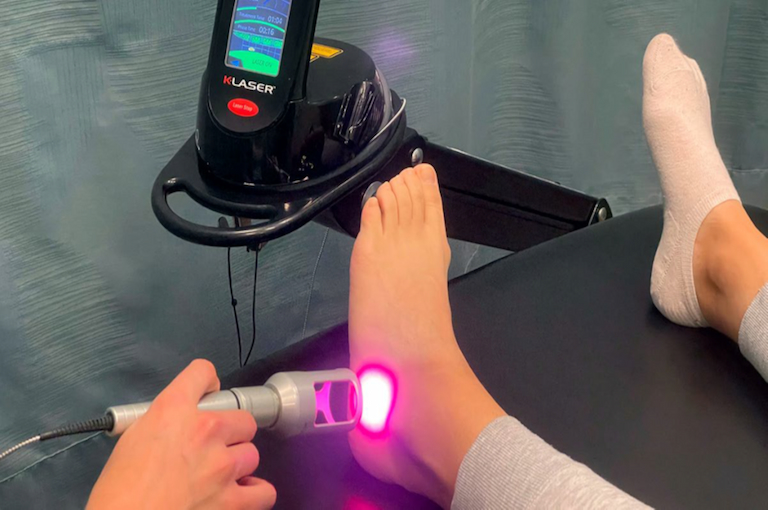 تصویری از دستگاه لیزر پرتوان فیزیوتراپی