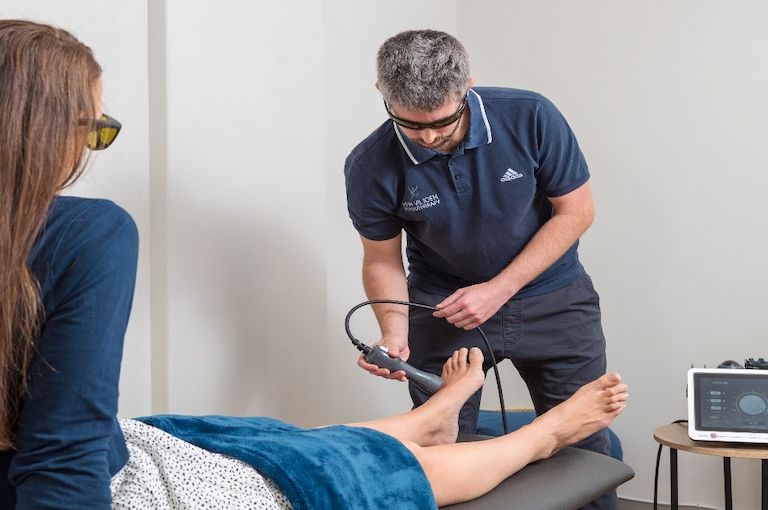 تصویری از دستگاه لیزر پرتوان فیزیوتراپی