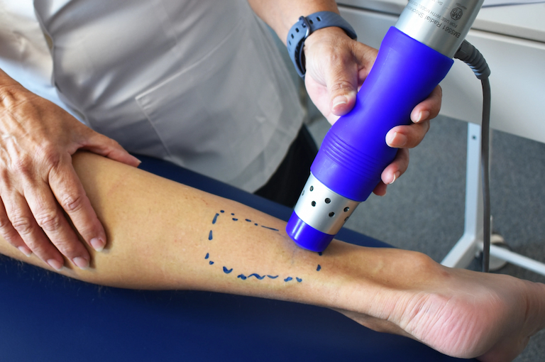 تصویری از دستگاه IF فیزیوتراپی