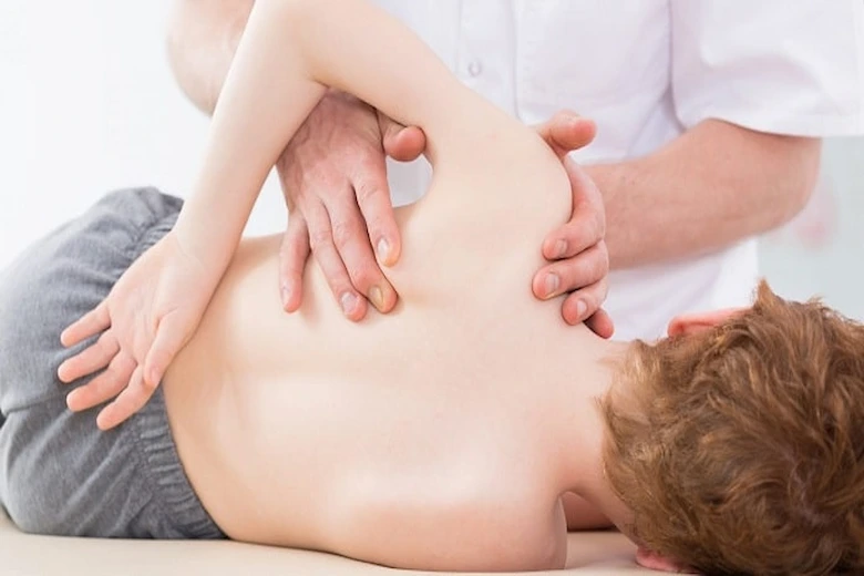 تصویری از درمان قوز کمر در کودکان