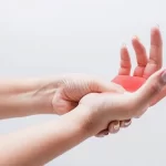 گزگز دست نشانه چیست؟ علت و نحوه درمان